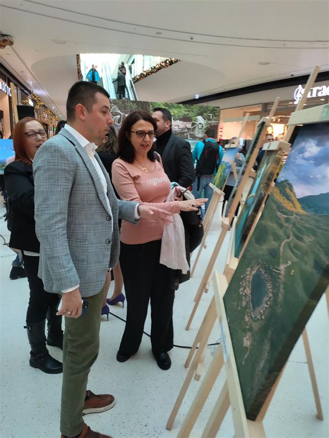 БАЊАЛУКА, 4. ЈАНУАРА /СРНА/ - Министар трговине и туризма Републике Српске Денис Шулић отворио је данас у Бањалуци изложбу "Фотографијом кроз Српску 2023" и нагласио да то још један начин додатне промоције туристичких потенцијала Српске.