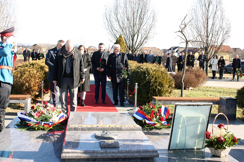 МОДРИЧА, 4. ЈАНУАРА /СРНА/ - Делегација Републике Српске данас је у оквиру прославе Дана Републике положила вијенац и цвијеће на спомен-обиљежје бившем предсједнику Републике Милану Јелићу у Модричи.