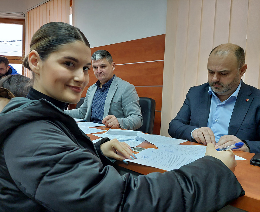 	ВИШЕГРАД, 4. ЈАНУАРА /СРНА/ - Начелник општине Вишеград Младен Ђуревић потписао је данас уговоре о стипендирању 125 студената за шта је издвојено 150.000 КМ из општинског буџета.