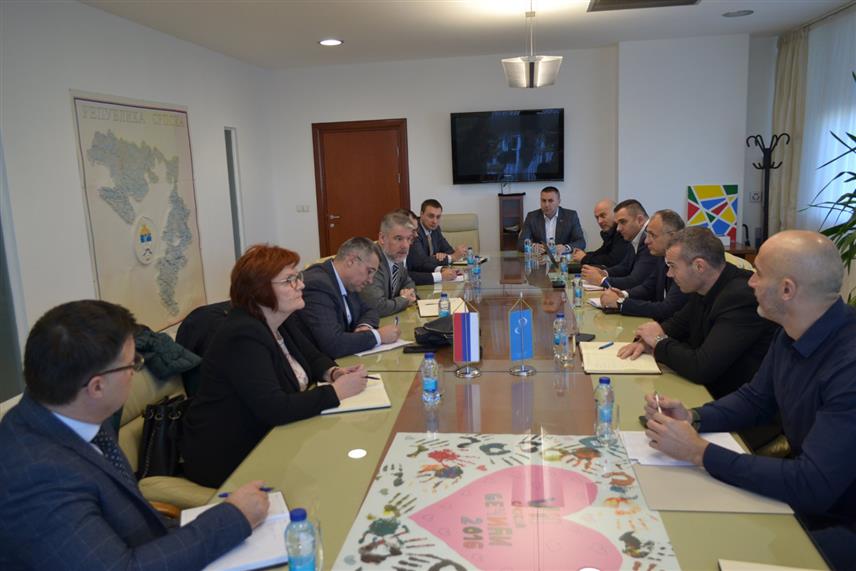 БАЊАЛУКА, 4. ЈАНУАРА /СРНА/ - База података Интегрисаног здравственог информационог система /ИЗИС/ је након међународног хакерског напада на један његов дио сачувана и очекује се да ће у наредних 15-ак дана бити завршене све препоручене додатне провјере и систем потпуно пуштен у функцију, саопштено је из Министарства здравља и социјалне заштите Републике Српске након састанка надлежних представника институција.