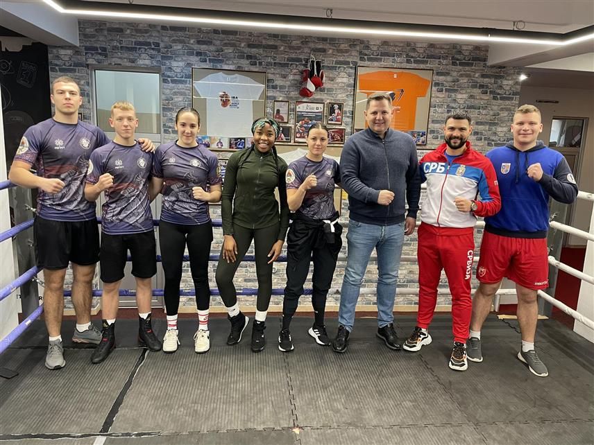 ЗВОРНИК, 4. ЈАНУАРА /СРНА/ - Предсједник Боксерског савеза Србије Ненад Боровчанин и женска боксерска репрезентација Србије на припремама у Зворнику.