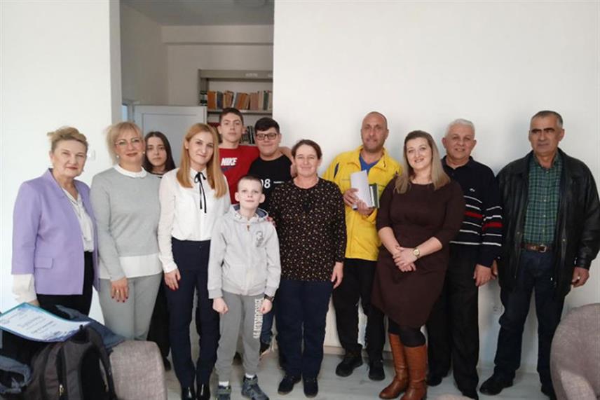 СРБАЦ, 4. ЈАНУАРА /СРНА/ - Народна библиотека из Српца уручила је награде за најбоље читаоце у прошлој години, а у категорији породице која највише чита награђени су Гогићи из села Гламочани, којих је петоро у кући и свима је књига највећа љубав.	
