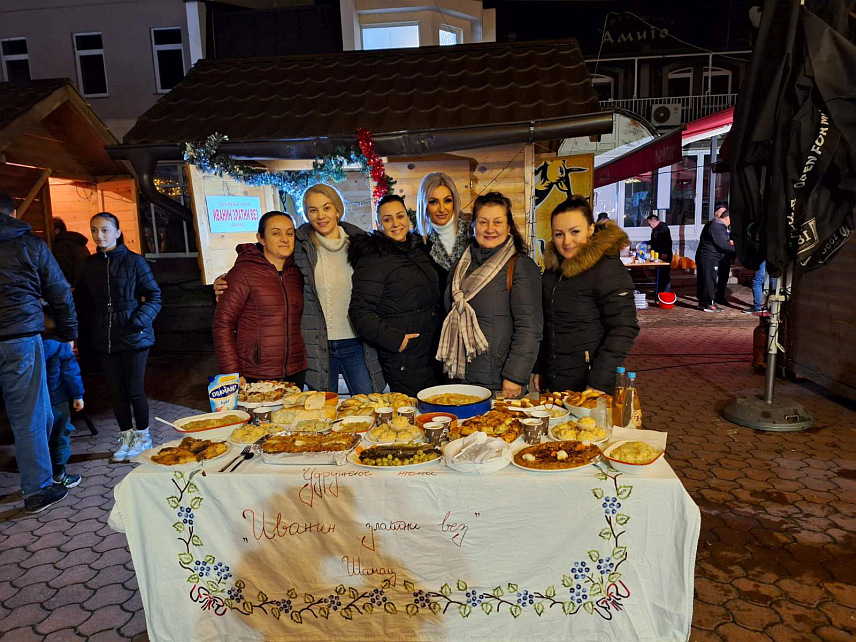 ШАМАЦ, 4. ЈАНУАРА /СРНА/ - У Шамцу је вечерас "Божићним гастро сусретима", на којима су посјетиоци могли да пробају колачиће, пите, уштипке, рибу и друга посна јела, завршена манифестација "Зимска чаролија на ушћу".