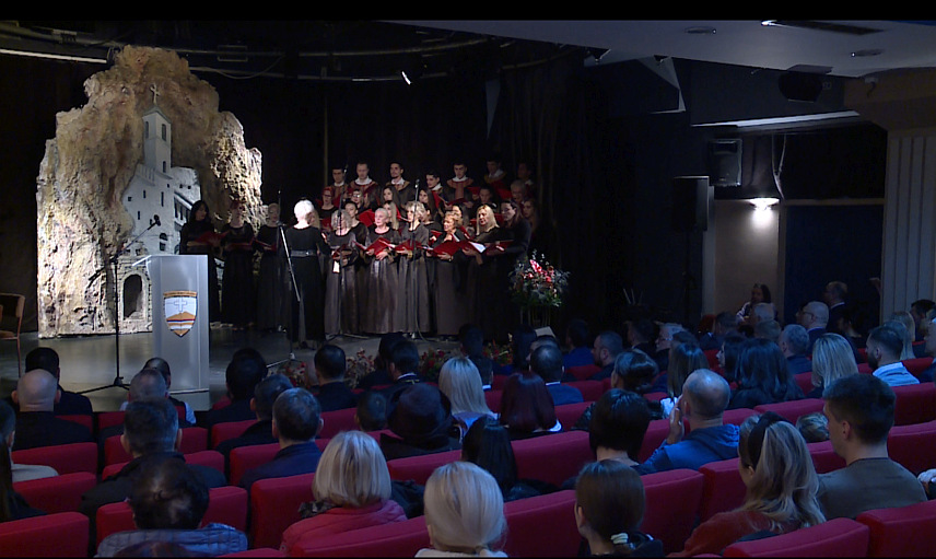 ИСТОЧНО НОВО САРАЈЕВО, 4. ЈАНУАРА /СРНА/ -У сали Културног центра Источно Ново Сарајево одржана свечана Божићна академија