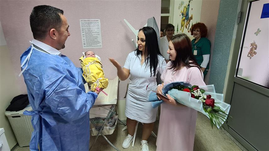 ДОБОЈ, 4. ЈАНУАРА /СРНА/ - Градоначелник Добоја Борис Јеринић даривао је са 1.000 КМ Милицу Куртиновић, прворођену бебу у Новој години у овој локалној заједници.