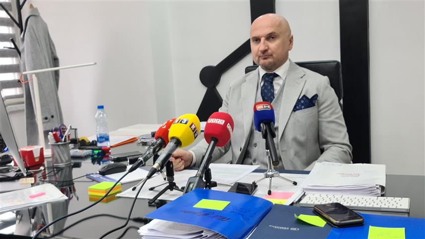 ДОБОЈ, 5. ЈАНУАРА /СРНА/ - Припадник Оружаних снага БиХ Слободан Рудовић са Сокоца ослобођен је од кривичног гоњења да је прекршио етички кодекс учешћем на прослави Дана Републике - 9. јануара прошле године, изјавио је његов адвокат Синиша Микић.