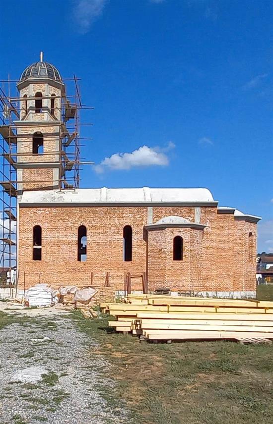 НОВИ ГРАД, 5. ЈАНУАРА /СРНА/ - Код спомен-цркве за 348 српских бораца у Пољавницама код Новог Града сутра ће први пут бити организовано освештање и налагање бадњака и пијукање.