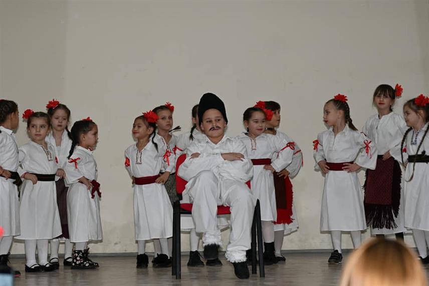 КОТОР ВАРОШ, 5. ЈАНУАРА /СРНА/ – Фолклорни ансамбл "Котор Варош" је, поводом 11 година постојања, одржао годишњи концерт, на којем се представило 120 учесника у четири групе.