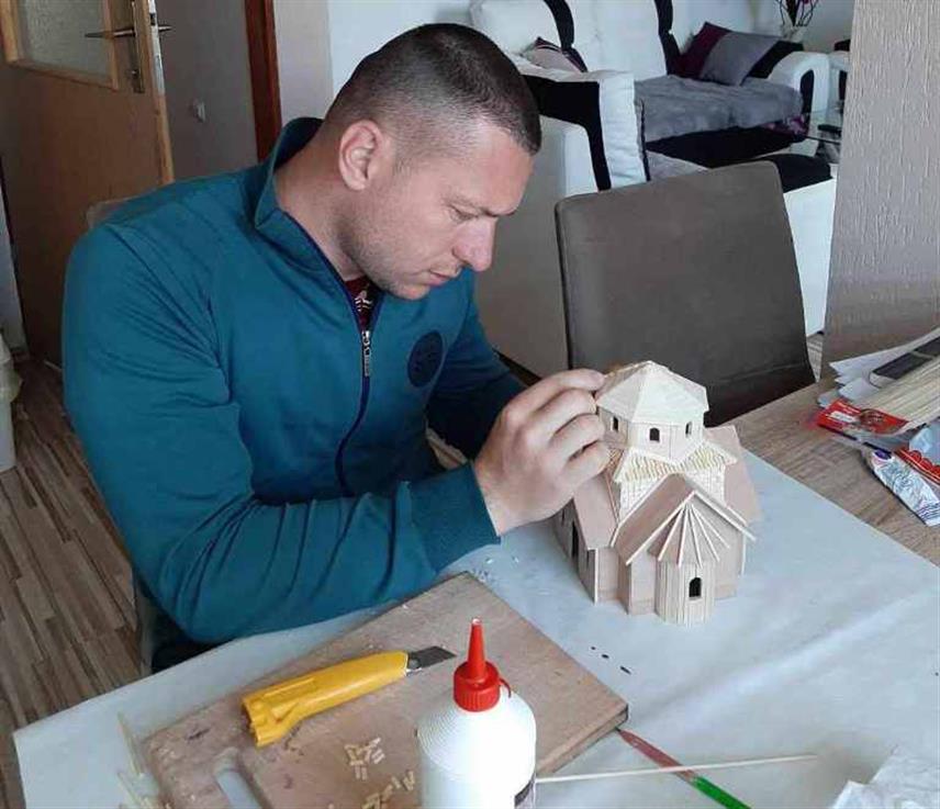 ФОЧА, 5. ЈАНУАРА /СРНА/ - Фочак Бојан Пљеваљчић израдио је макете од дрвета свих 11 православних цркава на подручју општине Фоча, закључно са макетом Храма Светог Саве, коју је даровао Његовој светости патријарху српском Порфирију приликом освештања ове светиње