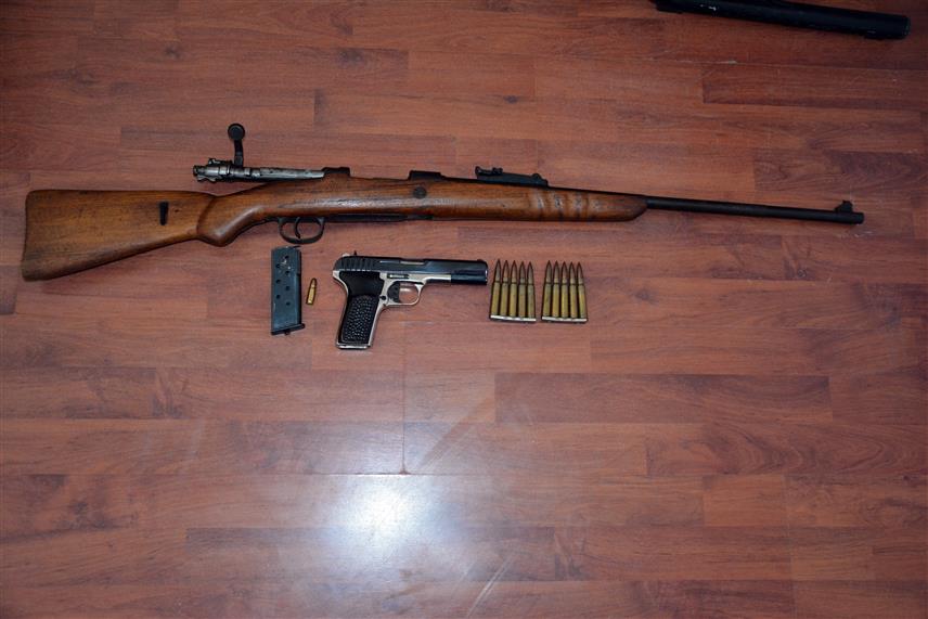 ПРИЈЕДОР, 5. ЈАНУАРА /СРНА/ - Припадници Полицијске управе Приједор су у оквиру акције "калибар" од лица из овог града чији су иницијали Д.Д. одузели војни карабин "М-48", пиштољ "це-зе" и 11 метака различитог калибра.