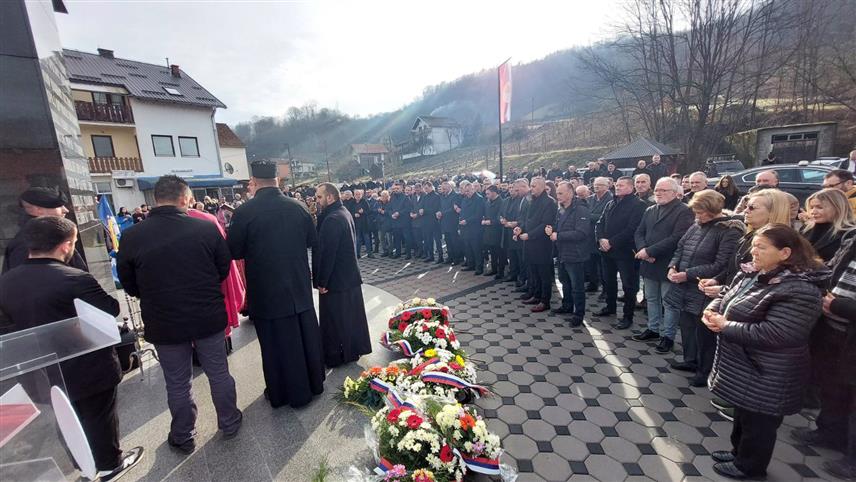 БРАТУНАЦ, 5. ЈАНУАРА /СРНА/ - У братуначком селу Кравица данас је, у присуству предсједника Владе Републике Српске Радована Вишковића, освештан обновљени спомен-комплекс за регију Бирач у шта је уложено 100.000 КМ.