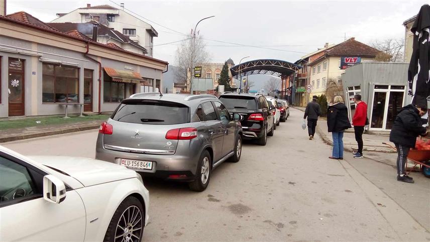 НОВИ ГРАД, 5. ЈАНУАРА /СРНА/ - На граничним прелазима са Хрватском у Новом Граду и Костајница путници на изласку из Републике Српске и БиХ чекају око 25 минута, речено је Срни у Јединици граничне полиције БиХ Добрљин.