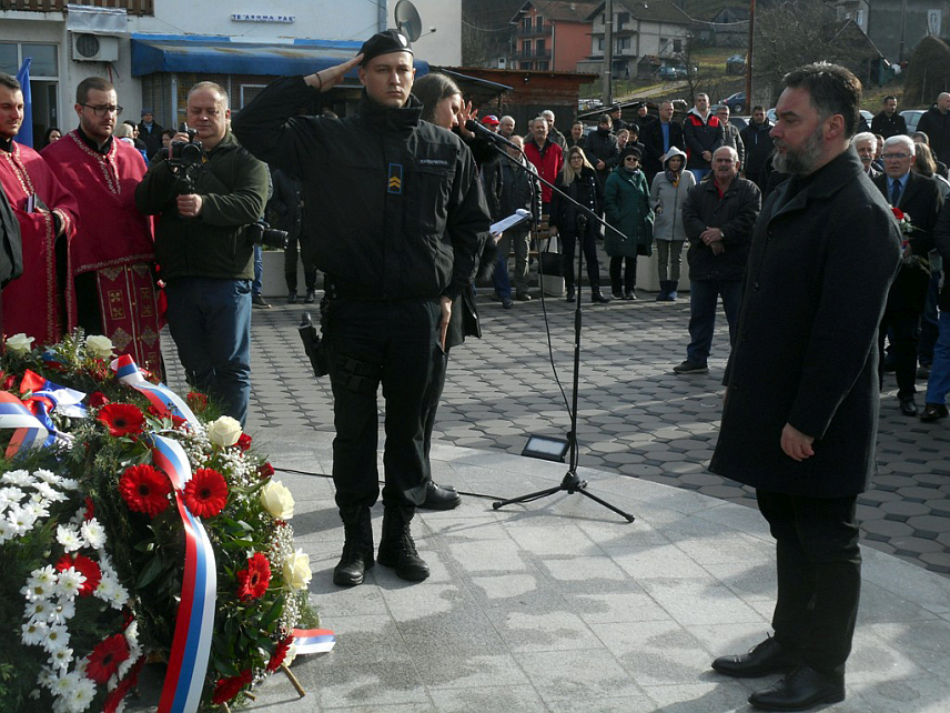 БРАТУНАЦ, 5. ЈАНУАРА /СРНА/ - Замјеник предсједавајућег Савјета министара Сташа Кошарац, положио је вијенац уз спомен-крст у Кравици за 3.267 погинулих српских цивила и бораца из средњег Подриња и Бирча.