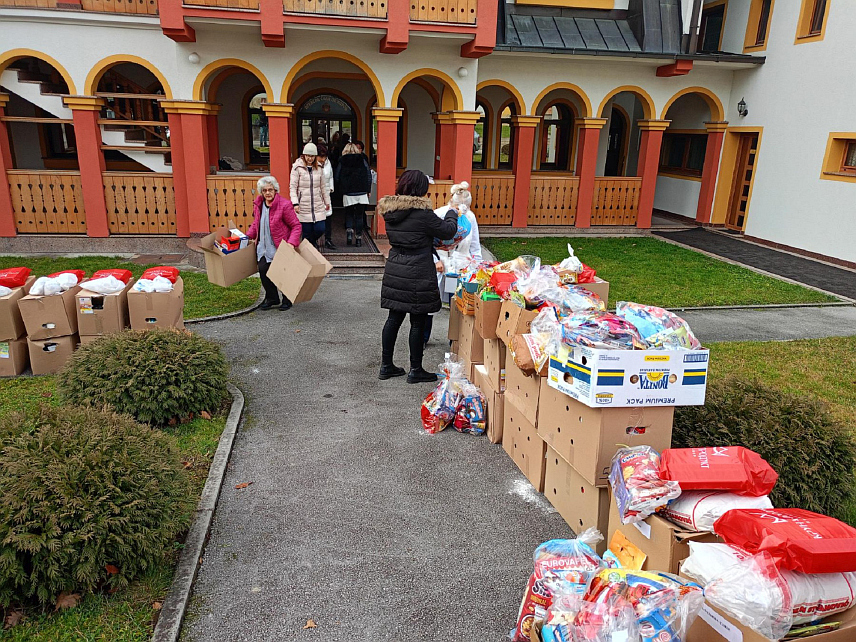 ПРЊАВОР, 5. ЈАНУАРА /СРНА/ - Коло српских сестара /КСС/ Прњавор данас је подијелило прехрамбено-хигијенске пакете за социјално угрожене породице са подручја Прњавора и послало божићне пакетиће за дјецу из Дома "Рада Врањешевић" у Бањалуци.