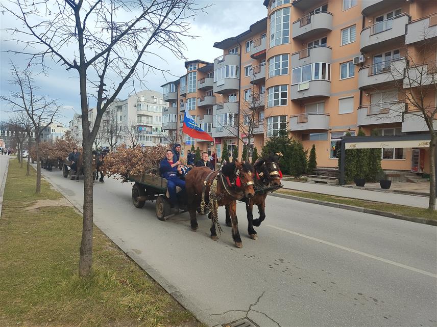 ИСТОЧНО САРАЈЕВО, 5. ЈАНУАРА /СРНА/ - Свечана поворка са бадњацима данас, два дана прије најрадоснијег хришћанског празника - Божића, прошла је најпрометнијом Спасовданском улицом у Источном Новом Сарајеву.