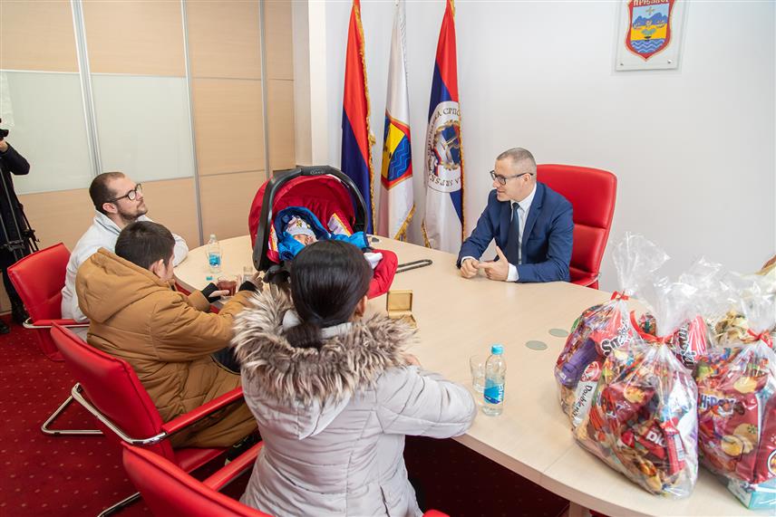 ПРЊАВОР, 5. ЈАНУАРА /СРНА/ - Градоначелник Прњавора Дарко Томаш данас је дукатом даривао дјечака Алексеја Богичевића, прву рођену бебу у овом граду у 2024. години.