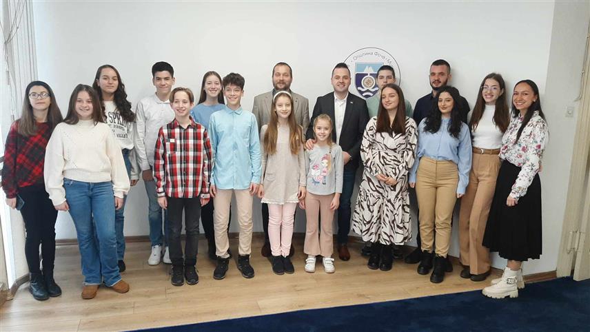 ФОЧА, 5. ЈАНУАРА /СРНА/ - Младе фочанске шахисте и њиховог тренера, који су већ годинама најуспјешнији у Републици Српској, а чији клуб носи назив "9. јануар", данас је у сусрет Дану Републике примио начелник општине Милан Вукадиновић