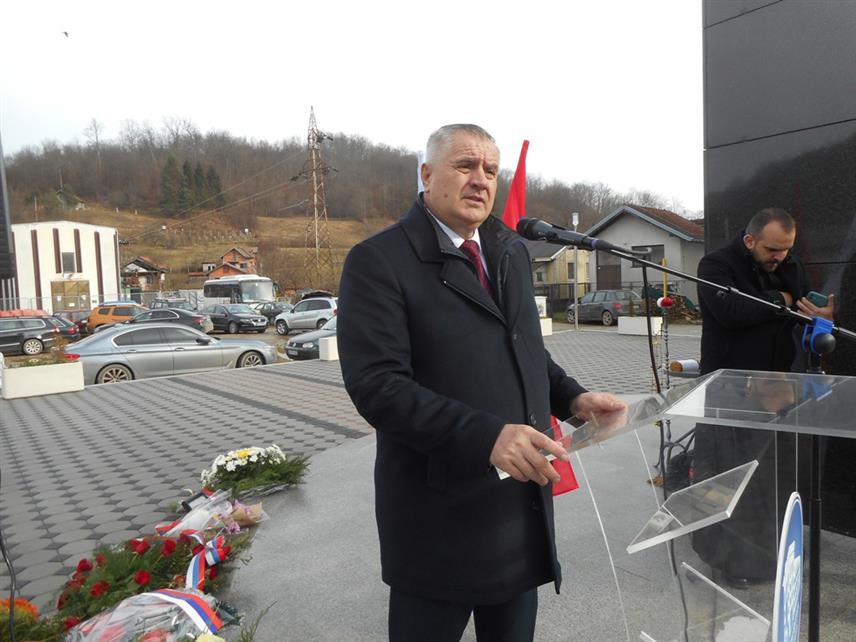 БРАТУНАЦ, 5. ЈАНУАРА /СРНА/ - Предсједник Владе Републике Српске Радован Вишковић изјавио је да ће институције Републике Српске наставити да документују и износе истину о томе шта се заиста десило на подручју братуначке мјесне заједнице Кравица, гдје је извршен стравичан злочин на српским становништвом.