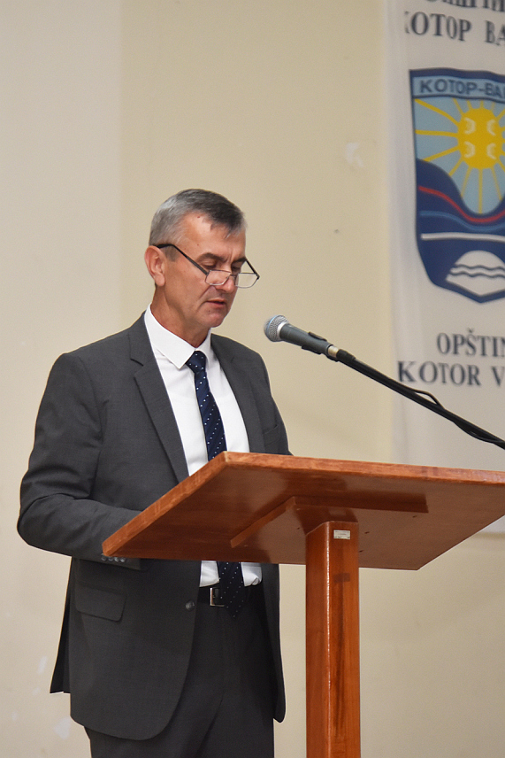 КОТОР ВАРОШ, 5. ЈАНУАРА /СРНА/ – Начелник општине Котор Варош Зденко Сакан честитао је својим суграђанима и православним вјерницима наступајући Бадњи дан и Божић, пожељевши да овај најрадоснији хришћански празник дочекају у здрављу, срећи и благостању.