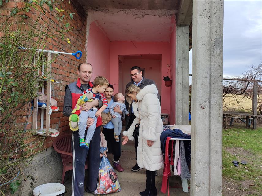 ГРАДИШКА, 5. ЈАНУАРА /СРНА/ - Представници Градске управе и Центра за социјални рад Градишка организовали су данас, на православни празник Туциндан, подјелу божићних печеница, прехрамбених пакета и пакетића за дјецу социјалним угроженим и вишечланим породицама.