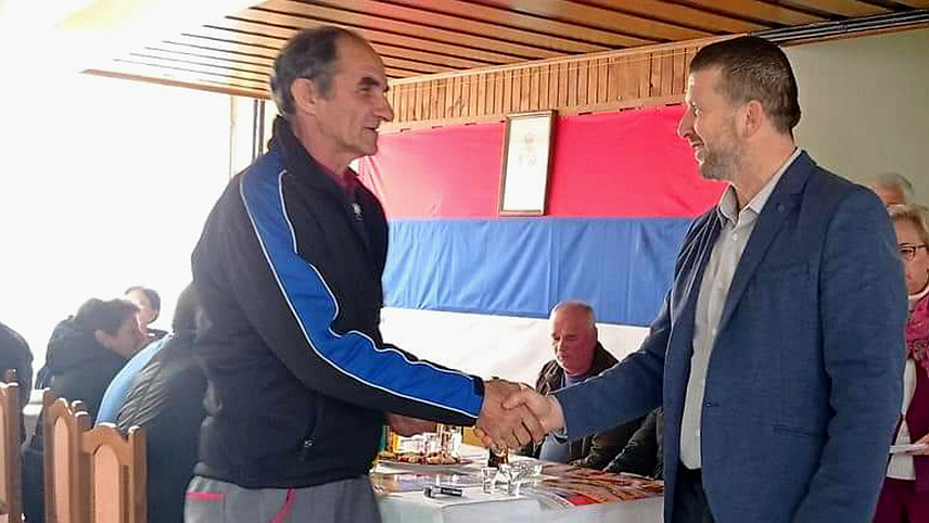 ПЕТРОВО, 5. ЈАНУАРА /СРНА / - Начелник општине Петрово Озрен Петковић данас је, у сусрет Божићу, уручио по 150 КМ за 34 члана борачке популације.