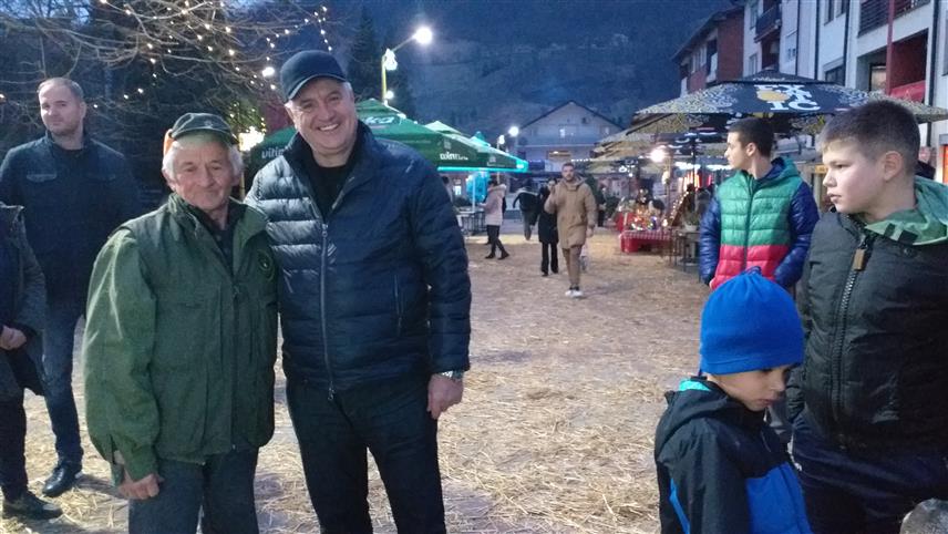 МИЛИЋИ, 5. ЈАНУАРА /СРНА/ - Предсједник Владе Републике Српске Радован Вишковић у својству предсједника Удружења ловаца "Комић" са једним од најискуснијих и најстаријих милићких ловаца Јованом Мајсторовићем.