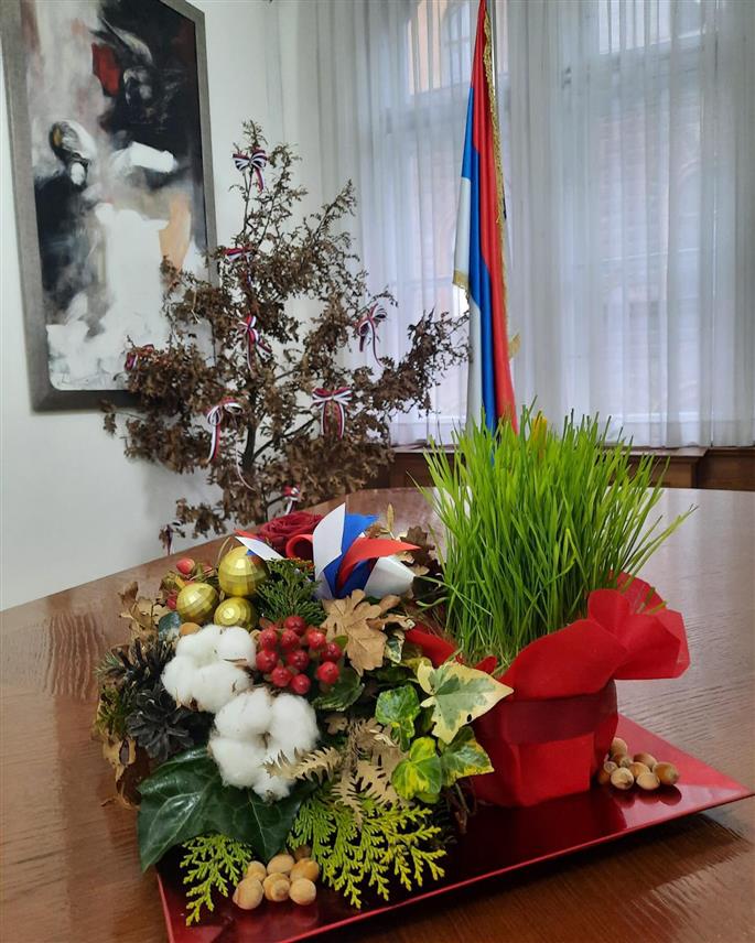 САРАЈЕВО, 5. ЈАНУАРА /СРНА/ - Кабинет министра спољне трговине и економских односа у Савјету министара пету годину краси бадњак, уочи најрадоснијег хришћанског празника - Божића.