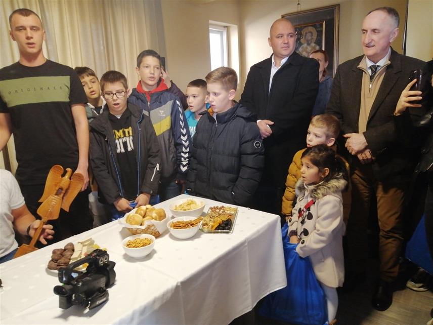 ПОДГОРИЦА, 5. ЈАНУАРА /СРНА/ - Српски национални савјет Црне Горе /СНСЦГ/ обезбиједио је и уручио божићне дарове за више од 200 дјеце из Берана и Пљеваља, уз благослов свештенства Српске православне цркве.