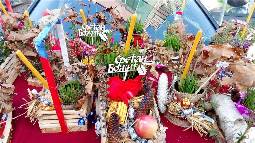 НОВИ ГРАД, 5. ЈАНУАРА /СРНА/ - Православни вјерници у Новом Граду најрадоснији хришћански празник - Божић дочекују у празничној атмосфери.У главној улици су штандови на којима су понуђени бадњаци, пшеница и пригодни украси.