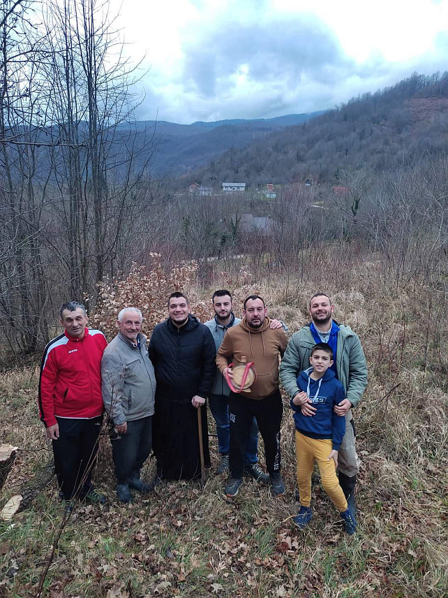 БИХАЋ, 6. ЈАНУАРА /СРНА/ - Малобројни српски повратници у Бихаћу традиционално прослављају Бадњи дан.