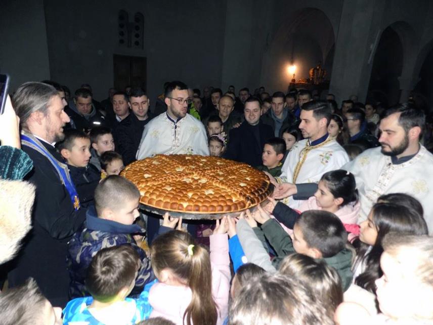 ФОЧА, 6. ЈАНУАРА /СРНА/ - Професор Богословског факултета у Фочи протојереј ставрофор Ненад Тупеша рекао је да су славски колач и божићна чесница српски национални, духовни и обичајни фолклор