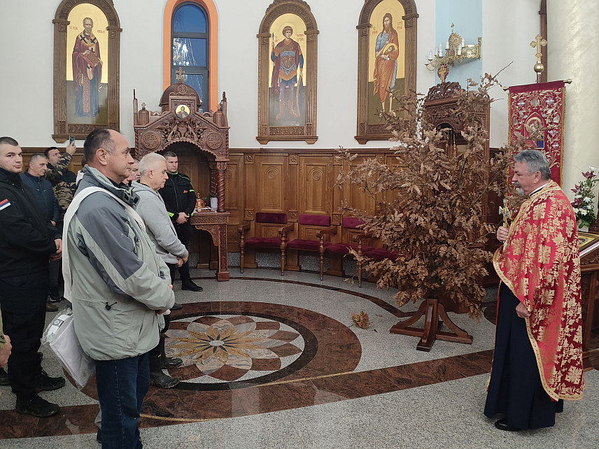 ГРАДИШКА, 6. ЈАНУАРА /СРНА/ - Традиционално вожење бадњака организовано је у свим градишким парохијама, а главни градски бадњак кренуо је испред фудбалског стадиона у приградској мјесној заједници Жеравица према Храму Покрова Пресвете Богородице и долазак је предвиђен у 16.30 часова.