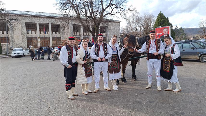 ДРВАР, 6. ЈАНУАРА /СРНА/ - Чланови Аматерског културно-умјетничког друштва "Мира Лукач" и житељи околних села обучени у народне ношње и пјевајући крајишке пјесме провезли су у кочијама бадњаке кроз Дрвар, прослављајући тако Бадњи дан.
