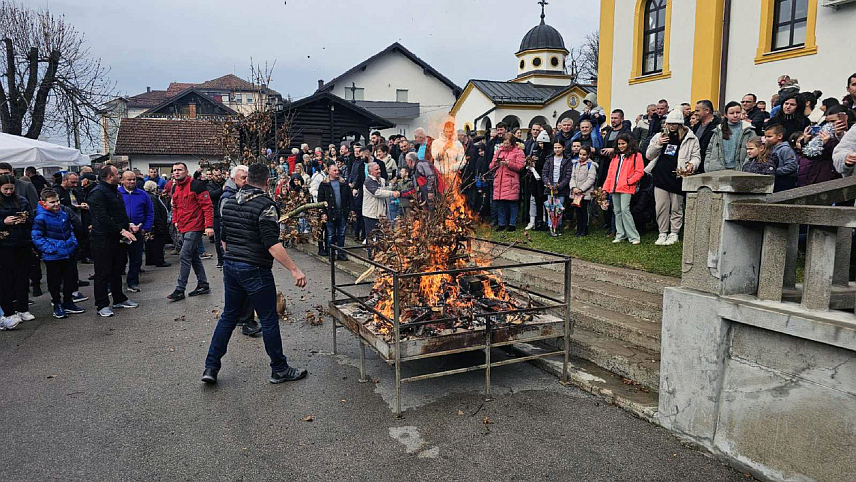 ПРЊАВОР, 6. ЈАНУАРА /СРНА/ - Бројне колоне возила са окићеним бадњацима од раних јутарњих часова обилазе све мјесне заједнице, села и улице на подручју Прњавора, а централни градски бадњак наложен је у порти храма Светог великомученика Георгија, гдје су га дочекали бројни вјерници.