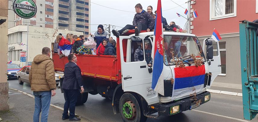 БРОД, 6. ЈАНУАРА /СРНА/ - Улицама у Броду кренула је колона са бадњаком који ће вечерас бити освештан и наложен у порти Саборног храма покрова пресвете Богородице.