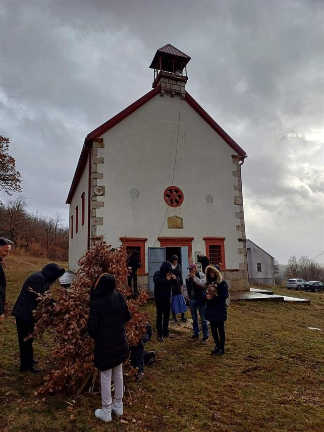 ЛИВНО, 6. ЈАНУАРА /СРНА/ - Малобројни српски повратници у Ливно и српска села испод Динаре данас су молитвено и са великом радошћу обиљежили Бадњи дан.