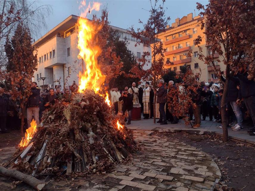 БЕОГРАД, 6. ЈАНУАРА /СРНА/ - Испред Храма Светог Саве на Врачару вечерас је наложен бадњак, који је претходно освештао Његово преосвештенство епископ ремезијански Стефан са свештенством.
