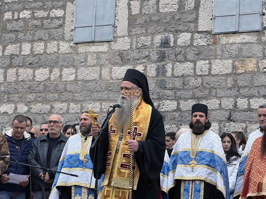 ЦЕТИЊЕ, 6. ЈАНУАРА /СРНА/ - Његово високопреосвештенство митрополит црногорско-приморски Јоаникије поручио је испред Цетињског манастира, гдје се налажу бадњаци, да за Божић завађени треба да се измире, растављени саставе, да процвјета мир, доброта и љубав.