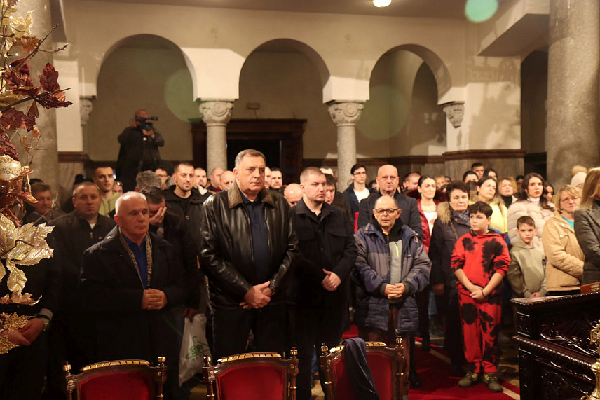 БАЊАЛУКА, 6. ЈАНУАРА /СРНА/ - Предсједник Републике Српске Милорад Додик вечерас у Саборном храму Христа Спаситеља у Бањалуци присуствује вечерњем богослужењу, које служи Његово преосвештенство владика бањалучки Јефрем. /ФОТО - Борислав Здриња/