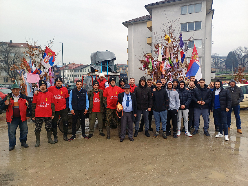 ДЕРВЕНТА, 6. ЈАНУАРА /СРНА/ - Испред Саборног храма у Дервенти и у свим парохијама на подручју овог града вечерас ће након богослужења бити обављено традиционално налагање бадњака.