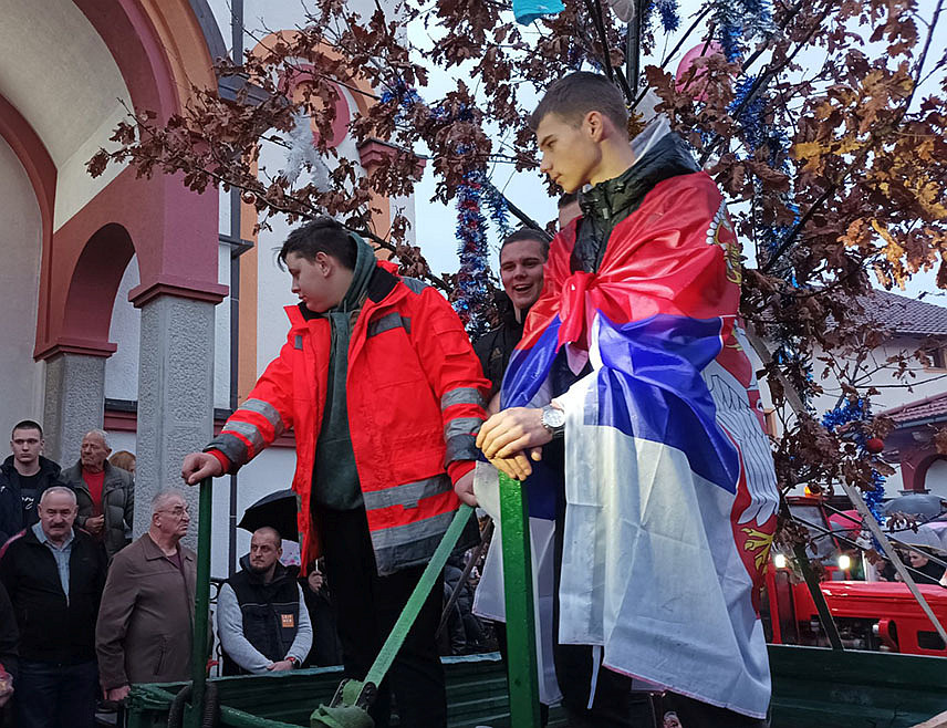 КОТОР ВАРОШ, 6. ЈАНУАРА /СРНА/ - Освештање и налагање бадњака у Котор Варошу обављено је пред Храмом Рођења Пресвете Богородице након вечерњег богослужења.