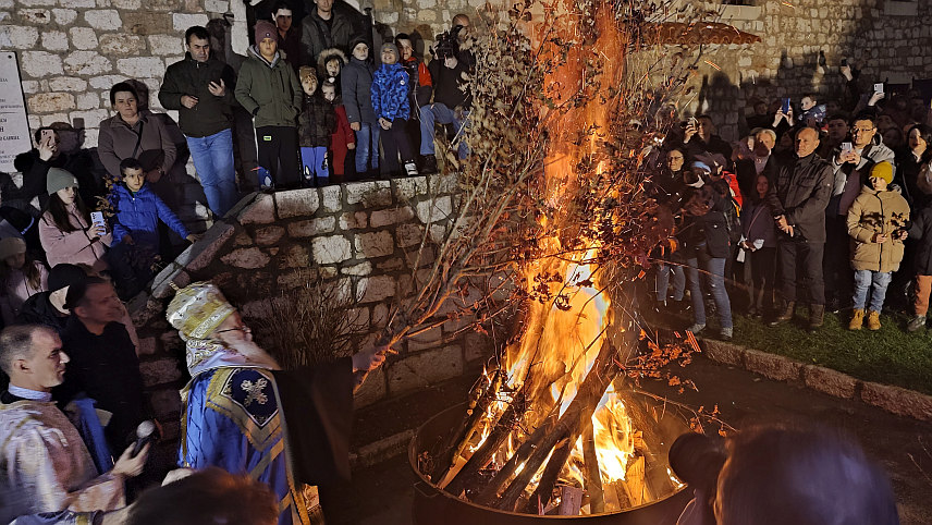 САРАЈЕВО, 6. ЈАНУАРА /СРНА/ - Његово високопреосвештенство митрополит дабробосански Хризостом вечерас је поводом Бадње вечери, служио вечерњу службу у цркви Светих архангела Михаила и Гаврила у Сарајеву, након чега је у порти храма обављено налагање бадњака.