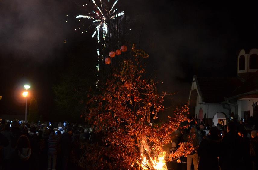 СРЕБРЕНИЦА, 6. ЈАНУАРА /СРНА/ - У Цркви Покрова Пресвете Богородице у Сребреници вечерас је служено вечерње, а затим је у пуној црквеној порти освештан и наложен бадњак.