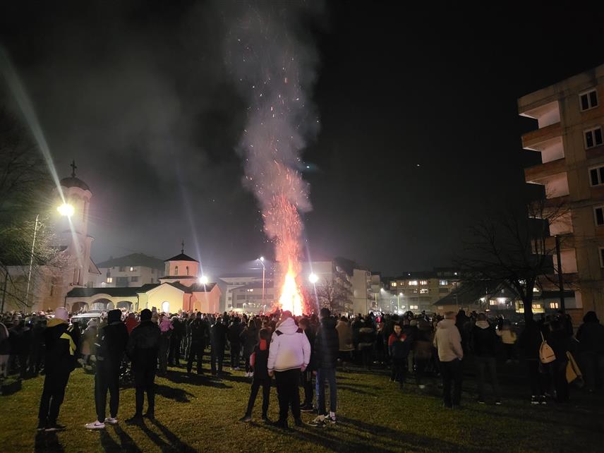 ПАЛЕ, 6. ЈАНУАРА /СРНА/ - Испред православних храмова на подручју општине Пале вечерас су након богослужења наложени бадњаци.