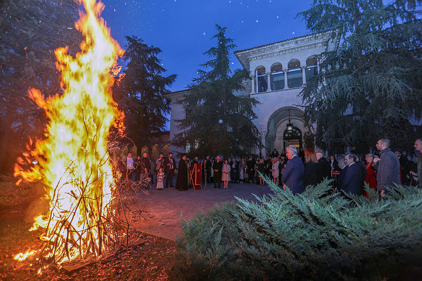 БЕОГРАД, 6. ЈАНУАРА /СРНА/ - Испред краљевског двора у Београду вечерас је наложен бадњак који је, поштујући вијековну српску традицију, донио престолонасљедник Александар Карађорђевић.