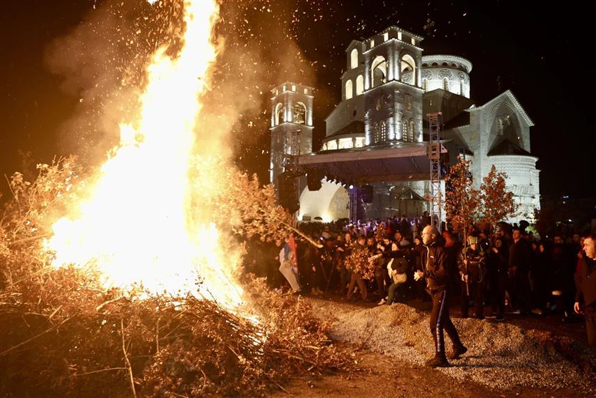 ПОДГОРИЦА, 6. ЈАНУАРА /СРНА/ - Испред Саборног храма Христовог васкрсења у Подгорици, у присуству великог броја вјерника, наложени су бадњаци које је освештао Његово високопреосвештенство митрополит црногорско-приморски Јоаникије.