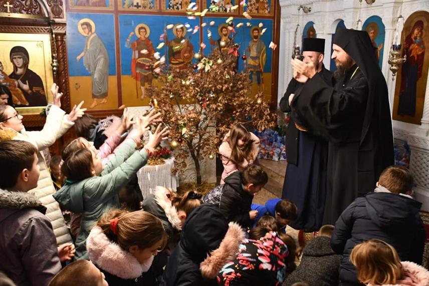 БОСАНСКИ ПЕTРОВАЦ, 6. ЈАНУАРА /СРНА/ - Његово преосвештенство епископ бихаћко-петровачки Сергије служио је вечерње у Храму Светих апостола Петра и Павла у Босанском Петровцу, гдје је потом у присуству великог броја православних вјерника уприличено налагање бадњака, као и пијукање и подјела божићних поклона за најмлађе.