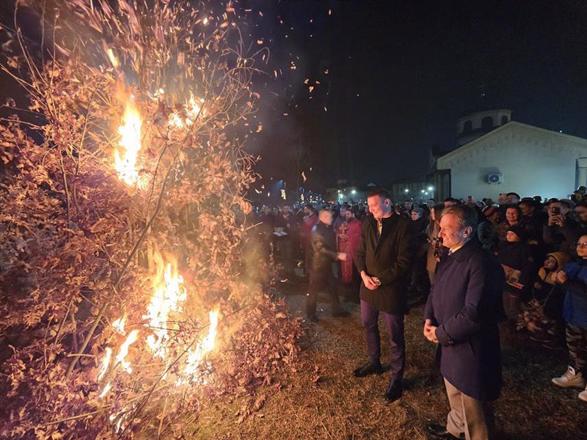 УГЉЕВИК, 6. ЈАНУАРА /СРНА/ - Многобројни вјерници из Угљевика и они који су за празнике дошли из дијаспоре присуствовали су вечерас традиционалном налагању бадњака у порти угљевичког Храма Свете Петке Параскеве.