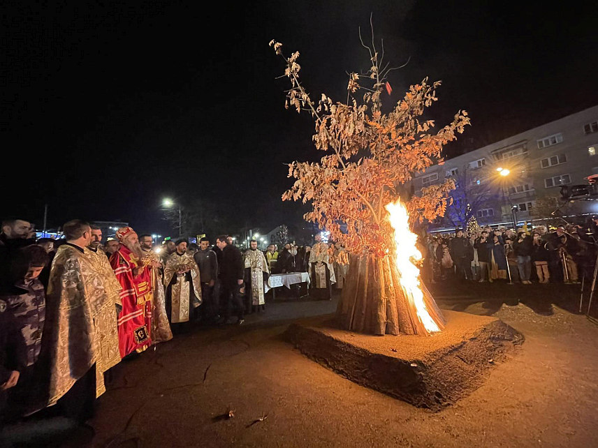 БИЈЕЉИНА, 6. ЈАНУАРА /СРНА/ - Његово преосвештенство епископ зворничко-тузлански Фотије служио је вечерње у Храму Светог Георгија у Бијељини, а након литије улицама града освештан је и наложен бадњак испред зграде Градске управе.