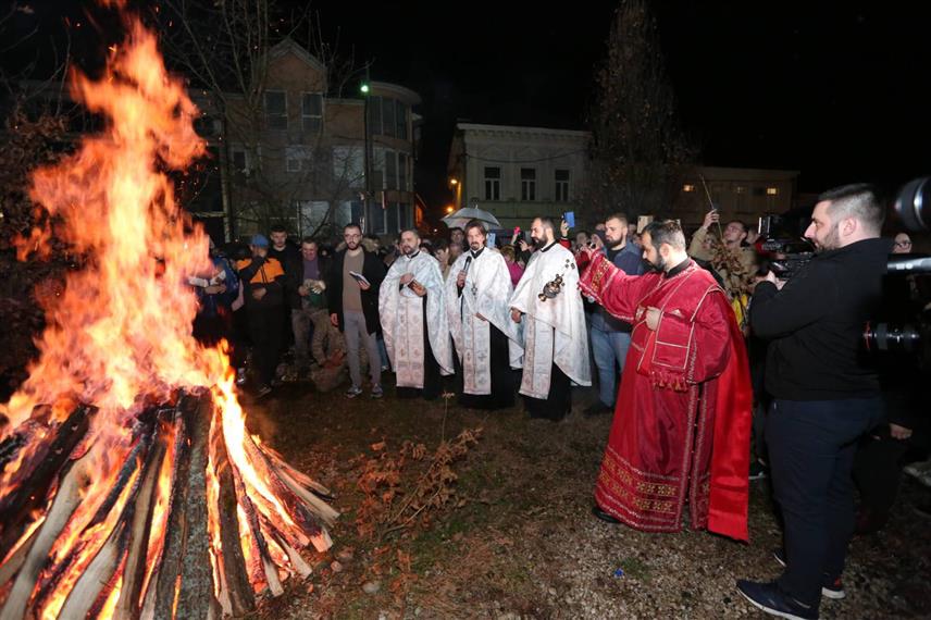 ДЕРВЕНТА, 6. ЈАНУАРА /СРНА/ - У Саборном и спомен храму Успења пресвете Богородице у Дервенти вечерас је након литургије освештан и наложен бадњак у присуству многобројних вјерника.
